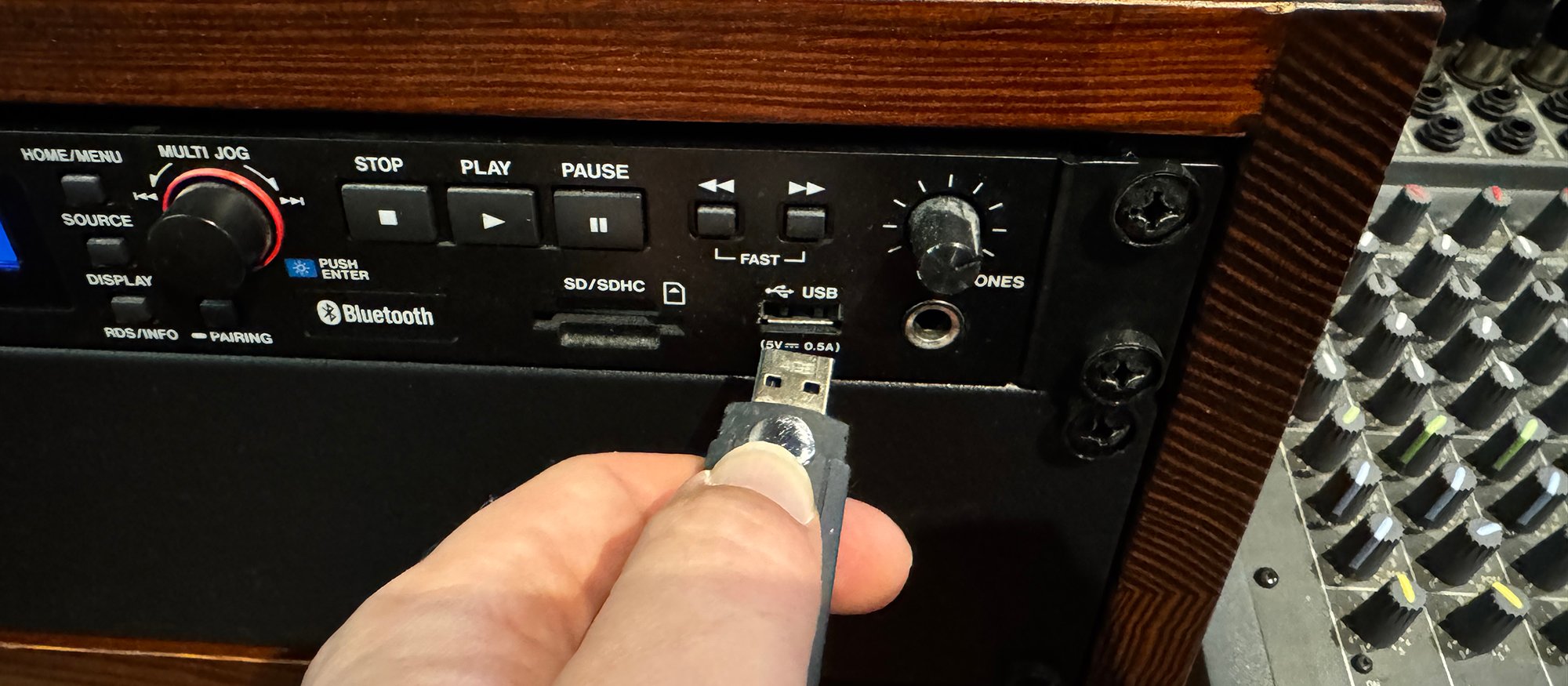 Inserting a USB memory stick